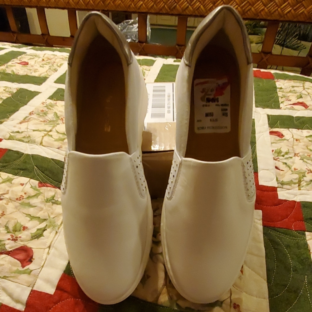 SHOES - Picture 5 of 7